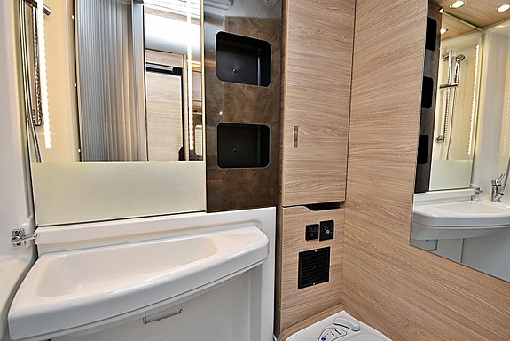 Knaus 650 MEG Van TI Plus Platinum Selection Långbäddar 24 of 27