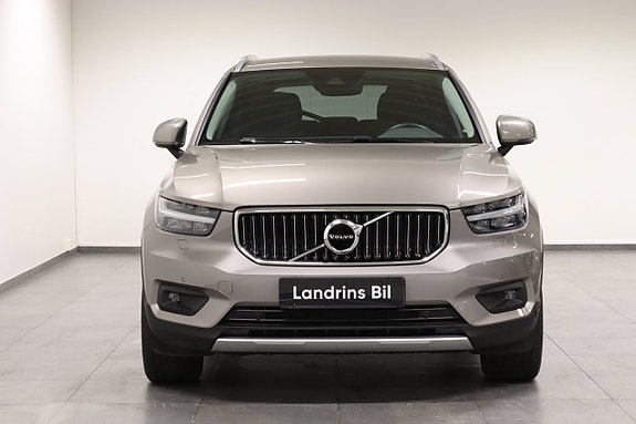 Volvo XC40 2 of 5