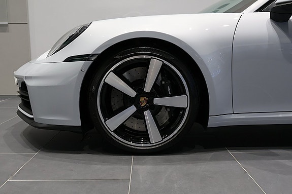 Porsche 911 Carrera S 4 of 5