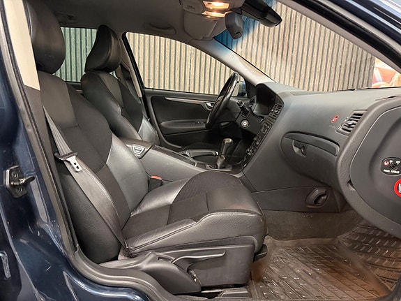 Volvo V70 12 of 24