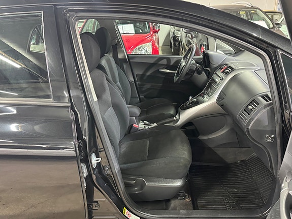 Toyota Auris 8 of 14