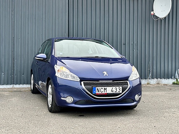 Peugeot 208 2 of 5