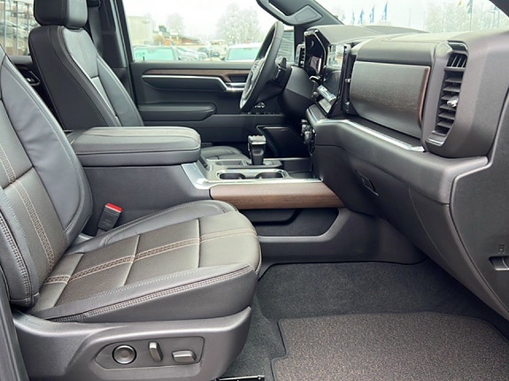 Chevrolet Silverado EV 16 of 22