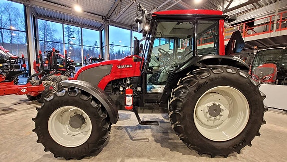 Valtra A83 / Bukplåt / Bakrutekil / 382 timmar