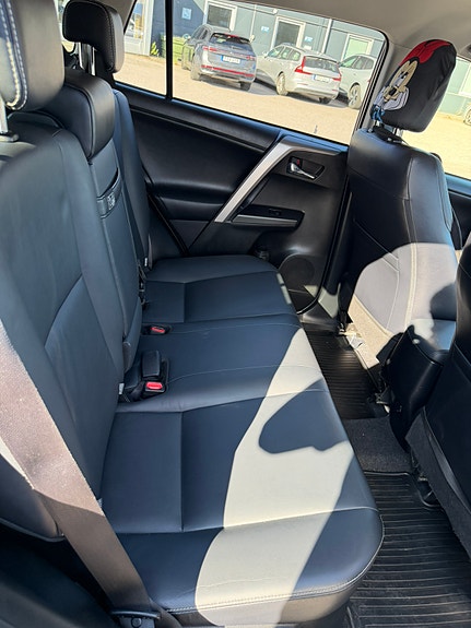 Toyota RAV4 4 of 8