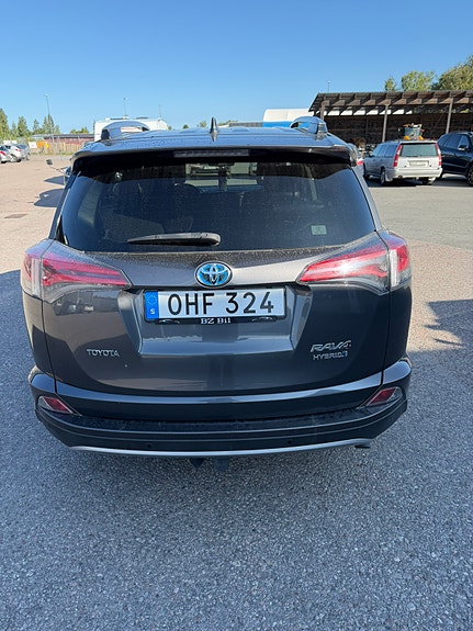 Toyota RAV4 3 of 8