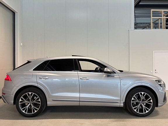 Audi Q8 2 of 27