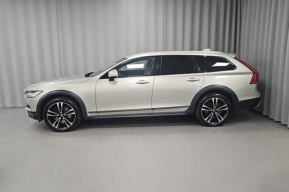 Volvo V90 Cross Country 2 of 5