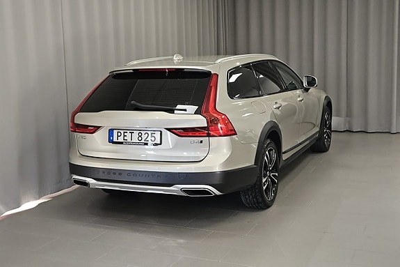 Volvo V90 Cross Country 3 of 5
