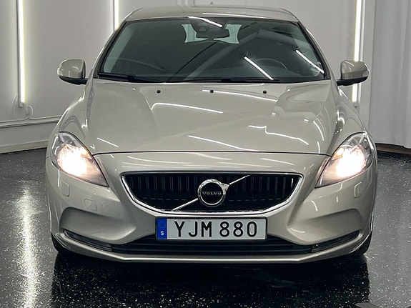 Volvo V40 2 of 20