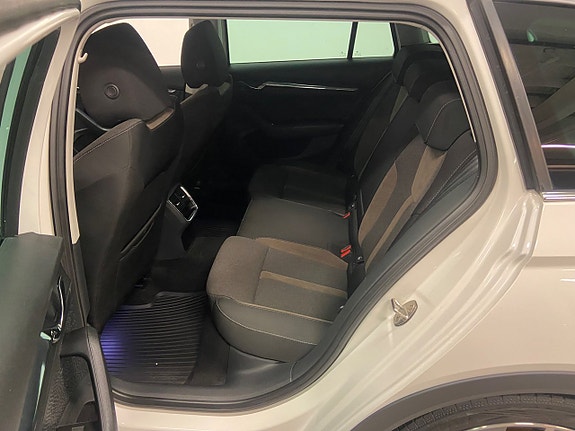 Skoda Octavia Scout 3 of 5