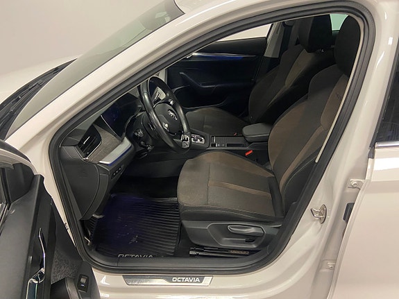 Skoda Octavia Scout 2 of 5