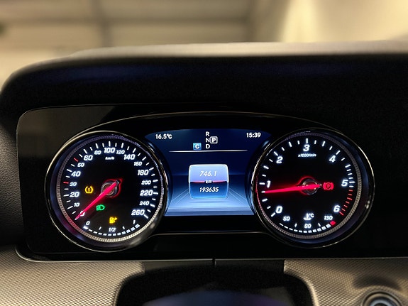 Mercedes-Benz E220 14 of 25