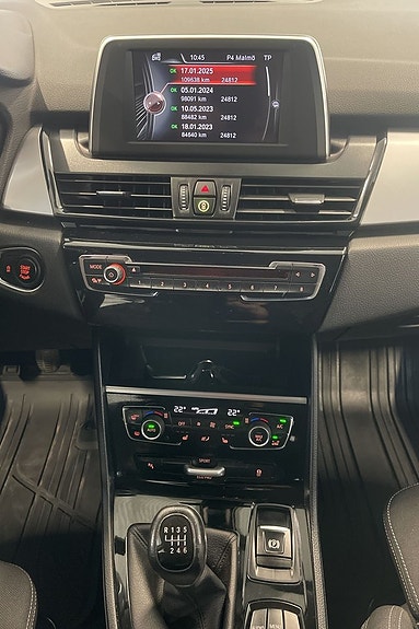 BMW 218 11 of 17