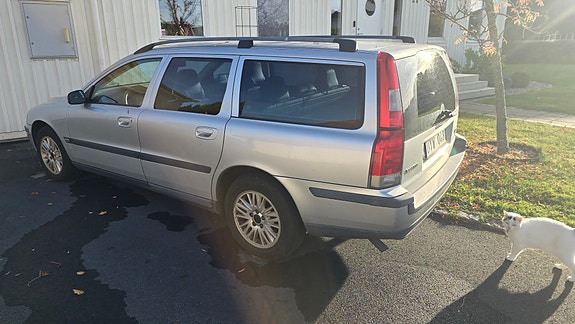 Volvo V70 2 of 5