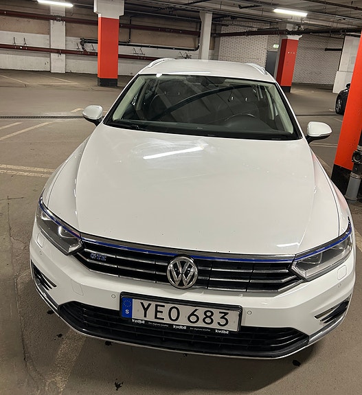 Volkswagen Passat 2 of 5