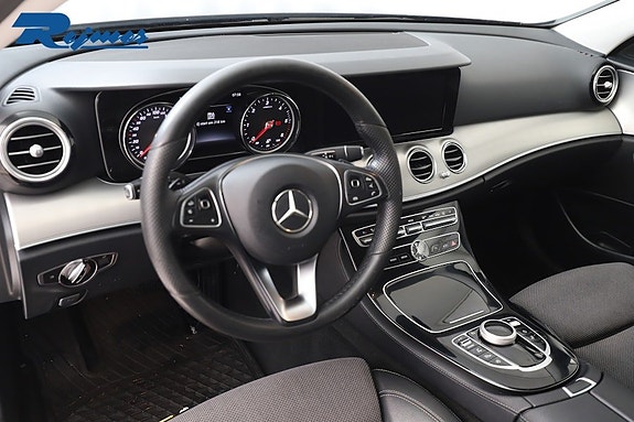 Mercedes-Benz E220 2 of 5