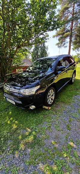 Mitsubishi Outlander 2 of 5