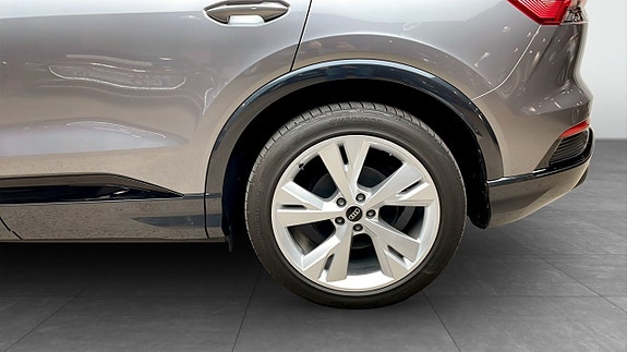 Audi Q4 e-tron 6 of 12