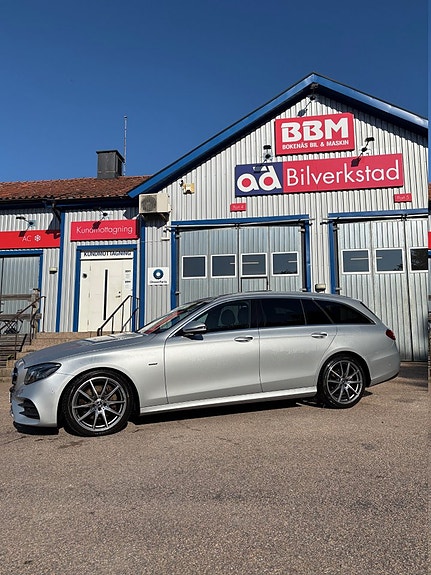 Mercedes-Benz E200 2 of 5
