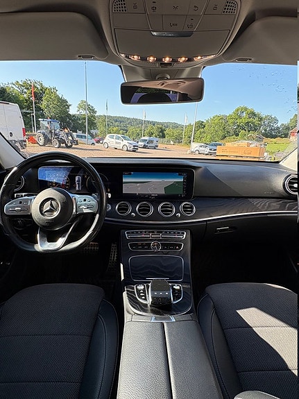 Mercedes-Benz E200 11 of 13