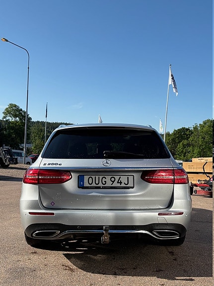 Mercedes-Benz E200 4 of 5