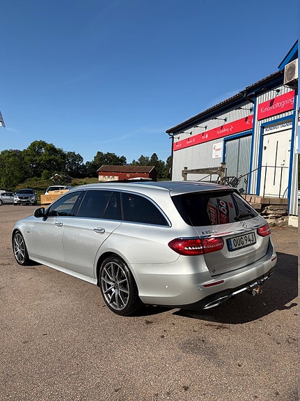 Mercedes-Benz E200 3 of 5