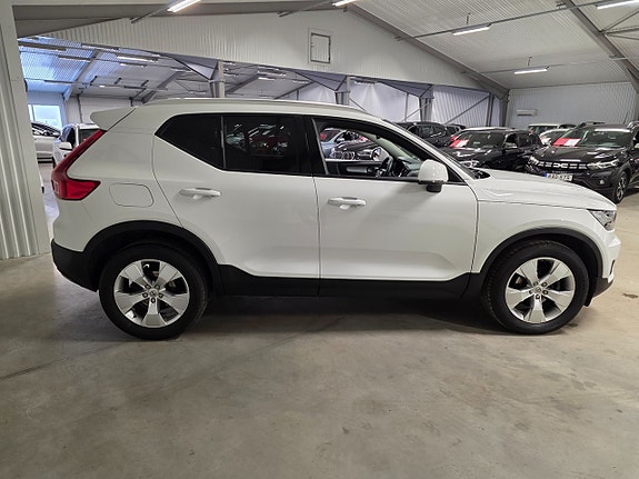 Volvo XC40 3 of 5
