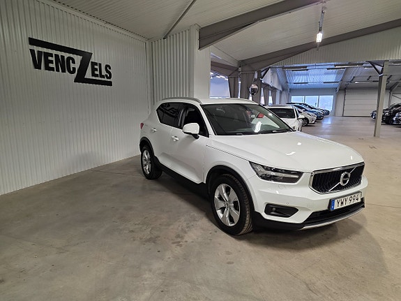 Volvo XC40 2 of 5