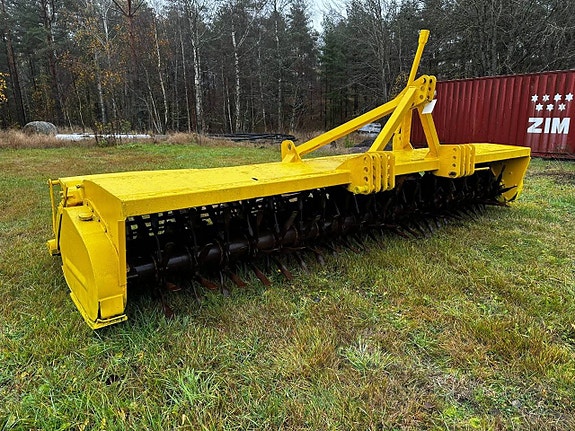 Ett stort parti från trädgårds-och grönsaksodlingsföretag.