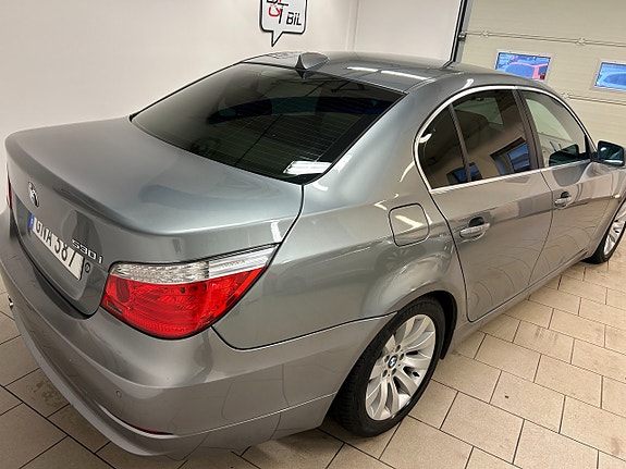 BMW 530i 3 of 5