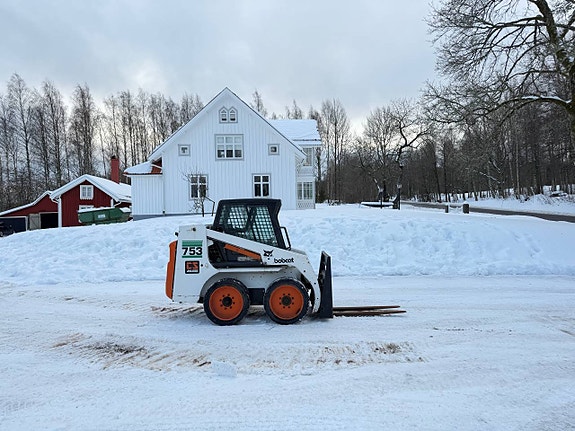 Bobcat 753 Skid Steer Med skopa och pallgafflar