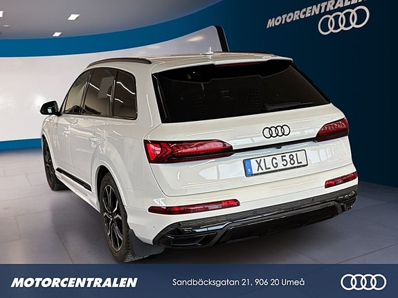 Audi Q7 2 of 5