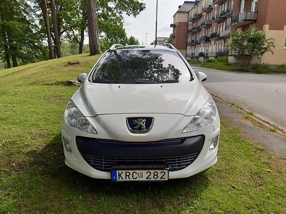 Peugeot 308 SW 2 of 5