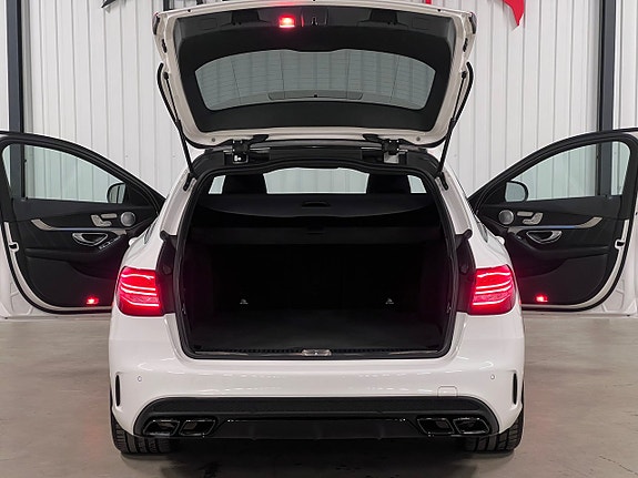 Mercedes-Benz C63 24 of 27