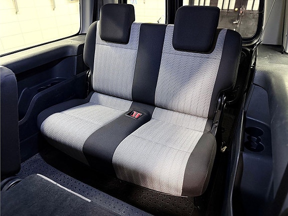 Volkswagen Caddy Maxi 26 of 27