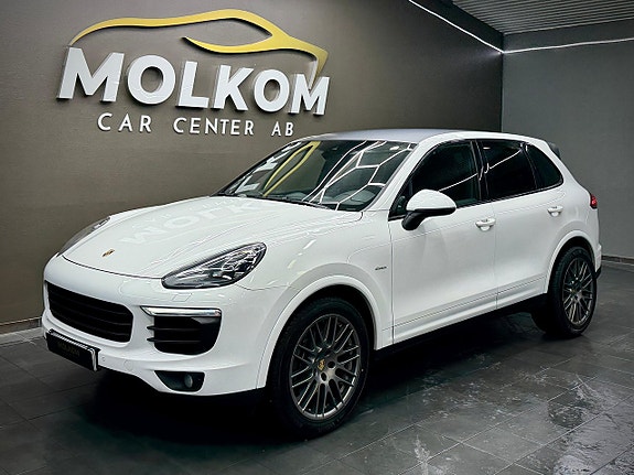 Porsche Cayenne 4 of 5