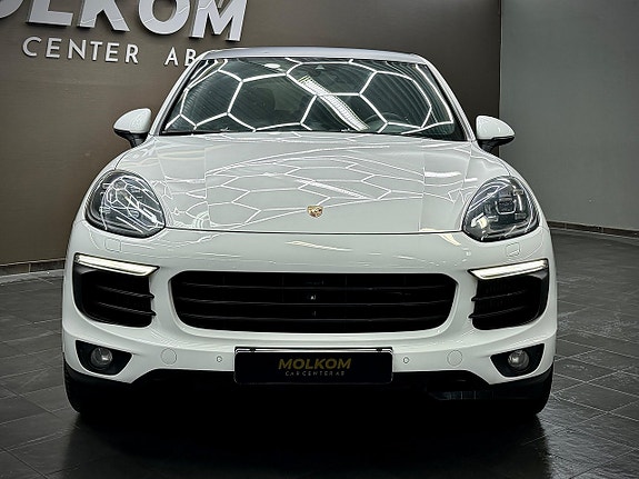 Porsche Cayenne 2 of 5