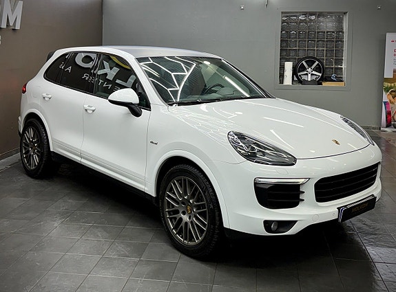 Porsche Cayenne 3 of 5