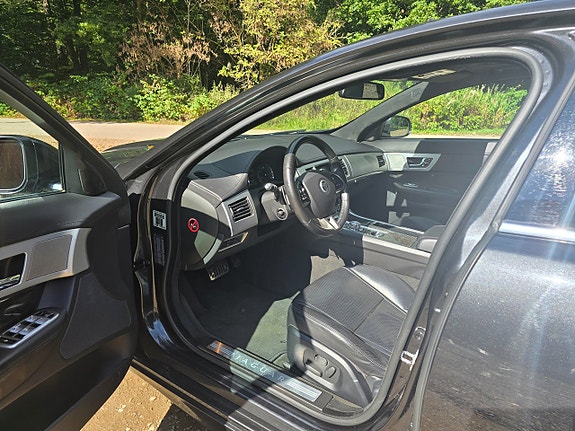Jaguar XF 10 of 15