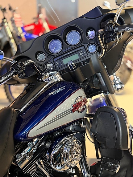 Harley-Davidson Electra Glide Ultra Classic 11 of 15
