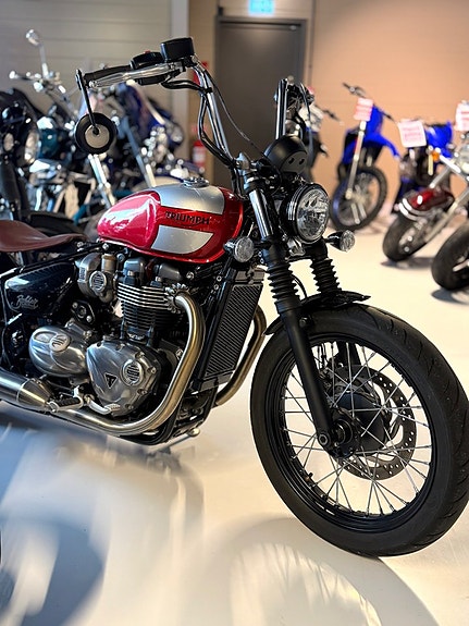 Triumph Bonneville Bobber 1200 2 of 5