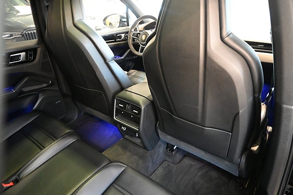 Porsche Cayenne 13 of 30