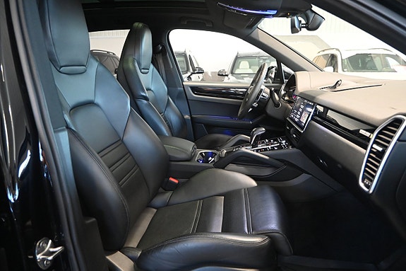 Porsche Cayenne 11 of 30