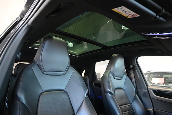 Porsche Cayenne 12 of 30