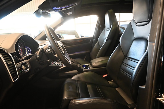 Porsche Cayenne 8 of 30