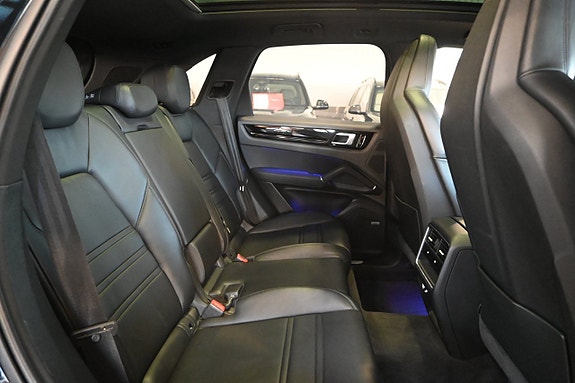 Porsche Cayenne 14 of 30