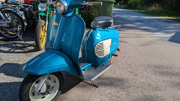 Crescent Monark Skoterette 2 of 12