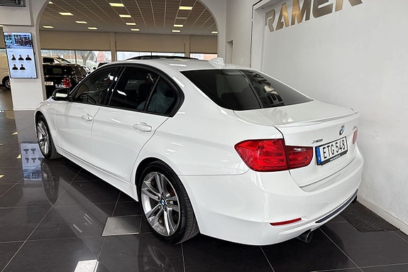 BMW 335i 4 of 5