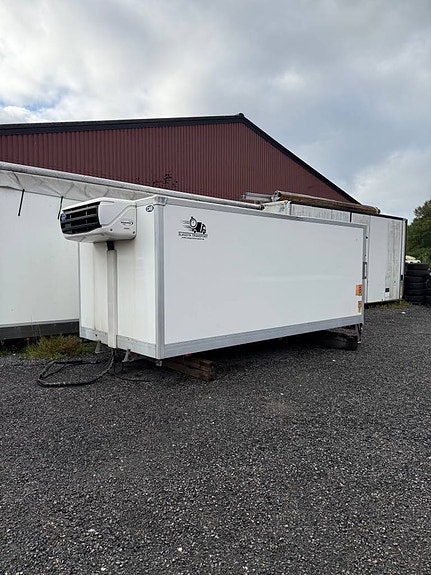 Skåp med carrier aggregat & bakgavellyft